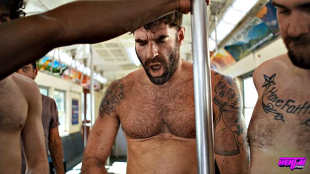 Дэнниэл Рене в групповом сексе в поезде, кончают на грудь и лицо блондинки с большими сиськами.