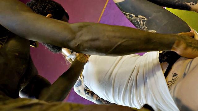 смотри, как ceci milkymouzz глотает член и принимает его в проколотую киску