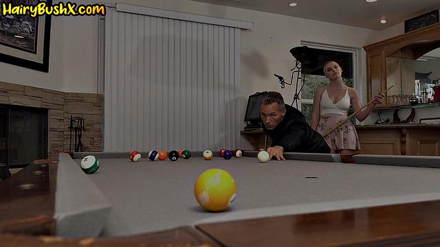 Она раздвинула лохматую киску и жёстко получила по полной перед минетом.