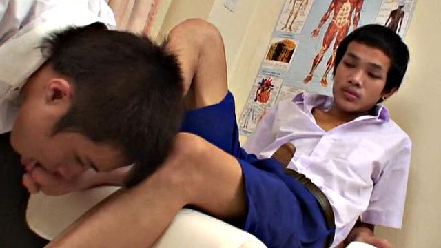 Pervy asian doc sucking twunk
