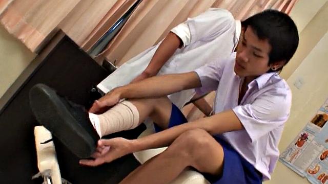 Pervy asian doc sucking twunk