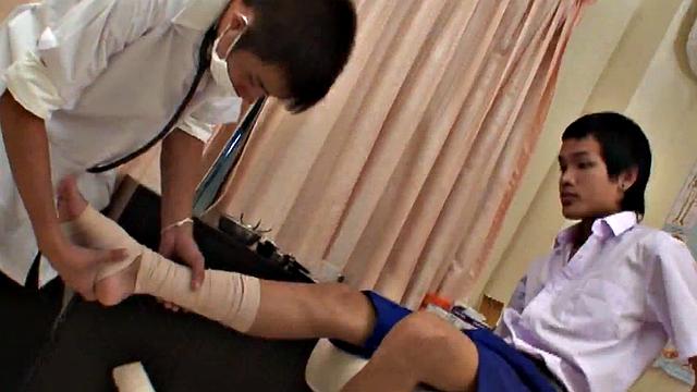 Pervy asian doc sucking twunk