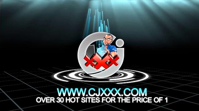 Дино сосёт член парню и ловит сперму на лицо