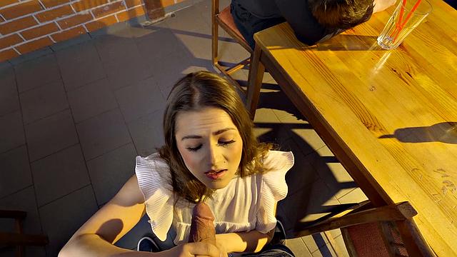 шикарная брюнетка в чулках скачет и жадно берет член