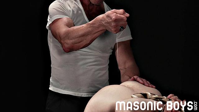 трое парней, огромный член и вечный квест по поиску смазки