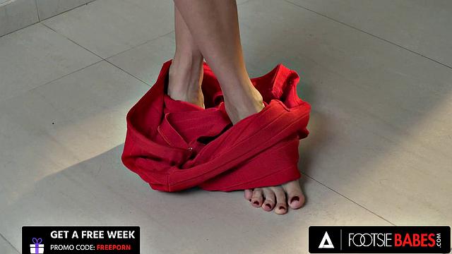 FOOTSIE BABES - Hot Renata Fox Please Her Man With Her Sexy Feet