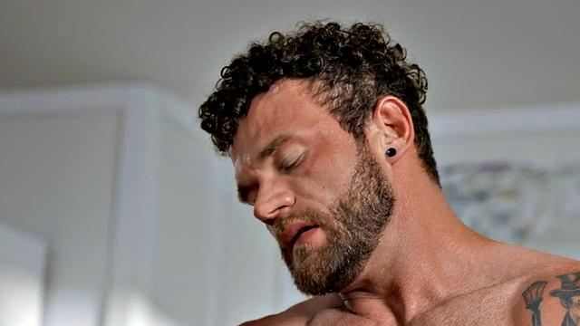 Amateur jock analfucks his lover