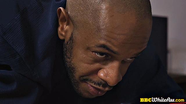 Roundbooty slut smashed by BBC lover