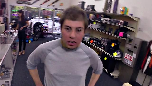 хозяин лавки разводит "гетеро" на отсос - деньги кончились, юмор остался