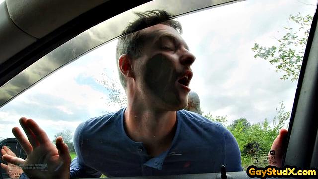 Татуированный качок сосёт член парню и получает жёсткий анал от возбуждённого любовника.