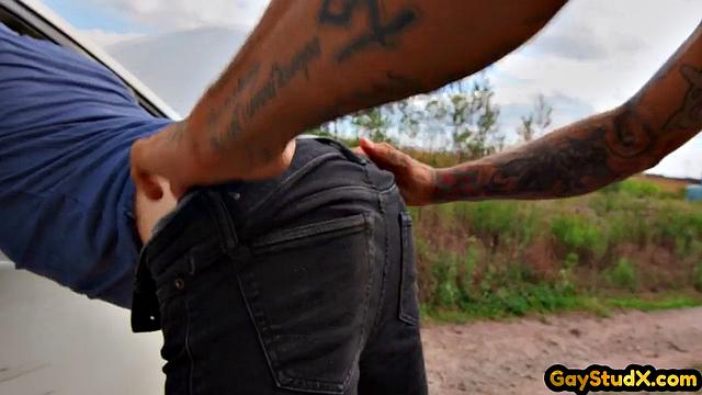 Татуированный качок сосёт член парню и получает жёсткий анал от возбуждённого любовника.