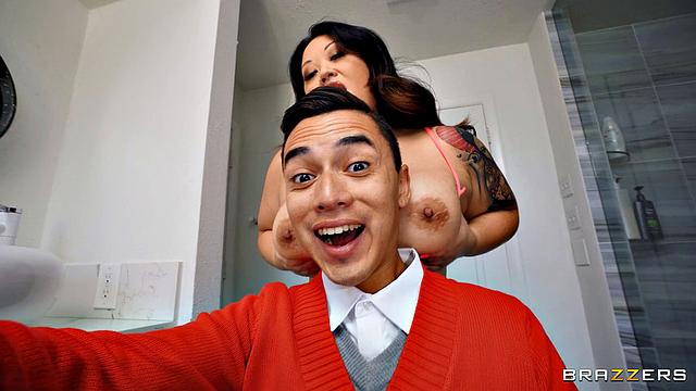 Selfie Girl Needs Some Help