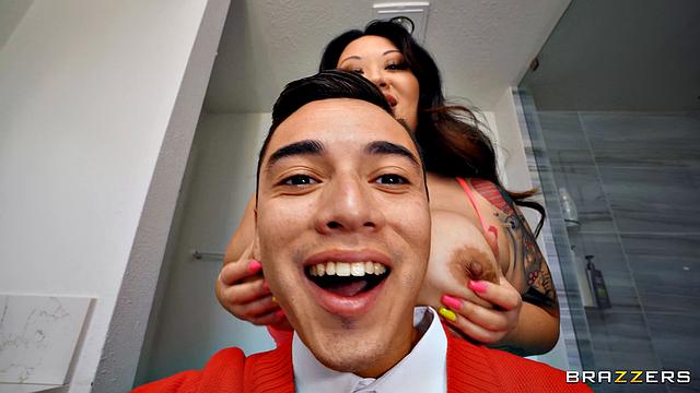 Selfie Girl Needs Some Help