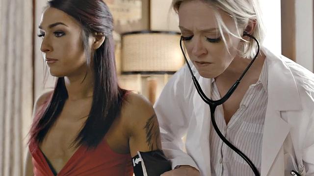 зрелая медсестра отсасывает у трансы с большими сиськами