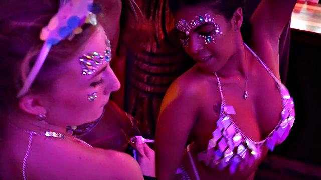 разгорячённые девушки устраивают ночной трах-марафон