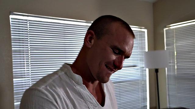 белый трахается с черным мачо в голую жопу до упора