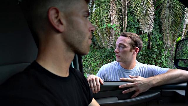 Дерек Рид покорно сосет член Тодда в глухом авто, когда выбора нет