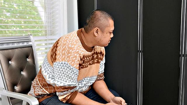 Squirting oiled MILF in 3way