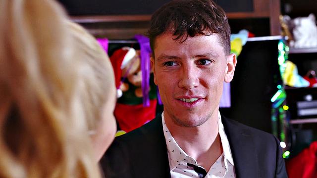 милф-мачеха целует пасынка в полночь и трахается с ним