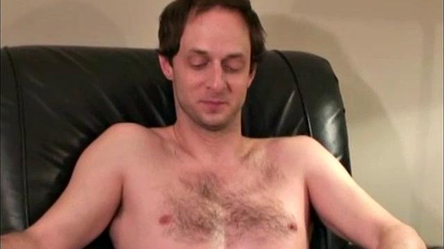 брутальный бренд он дрочит на стройке и заливает спермой