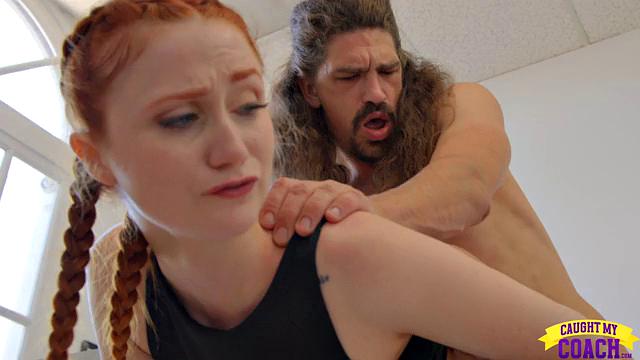 Рыжая Фрея Паркер соблазняет тренера ради лидерства в команде