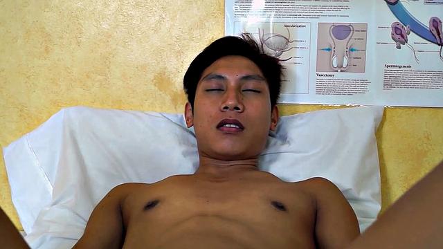 азиатский твинг ловит крепкий анальный трах от доктора