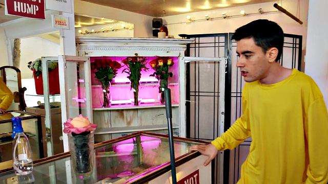 посмотри, как эта грудная брюнетка скачет, а потом получает по-собачьи