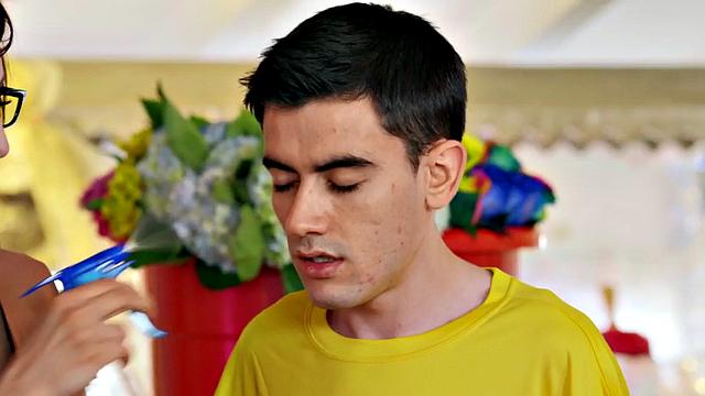 посмотри, как эта грудная брюнетка скачет, а потом получает по-собачьи