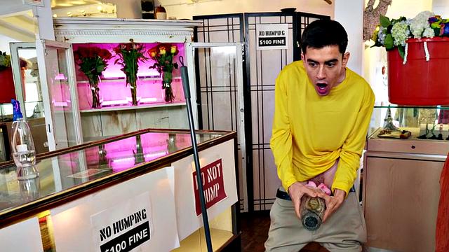 посмотри, как эта грудная брюнетка скачет, а потом получает по-собачьи