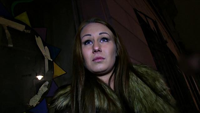 Sexy Babe Bends Over for Cash