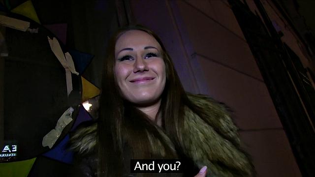 сочная красотка трахается за деньги в сортире