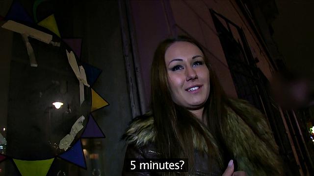 Sexy Babe Bends Over for Cash