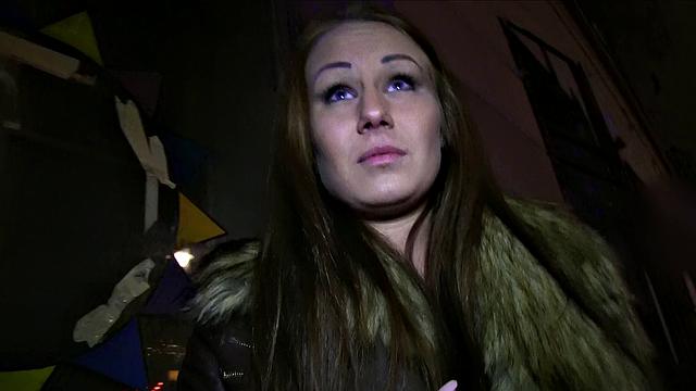 Sexy Babe Bends Over for Cash