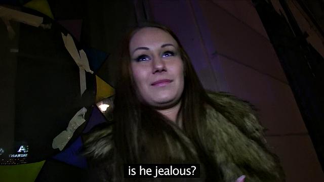 сочная красотка трахается за деньги в сортире