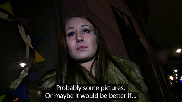 сочная красотка трахается за деньги в сортире