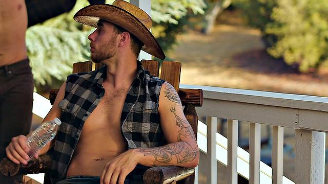 Деревенский качок познал, как в городе крутят парней - и теперь не отмоется от смазки