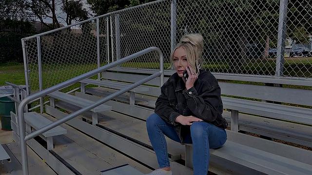 блондинка-милфа устроила дебют - соседи жалуются на шум