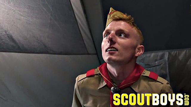 рыжий трахается без гондона на улице и раздвигает очко