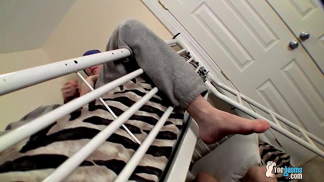 A Tickle Turns Into Jacking Off - Blinx And Slip