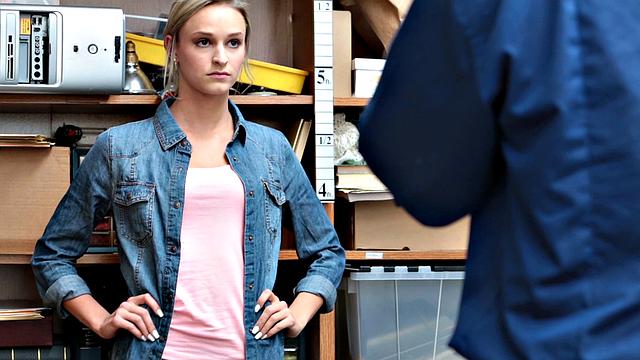 Блондинку Эмму Хикс поймали на краже - охранник устроил личный досмотр с концом