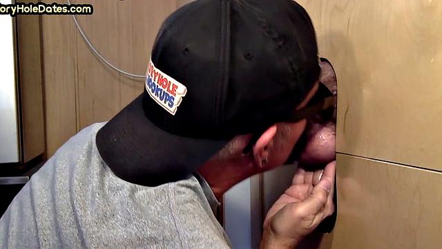 Зрелый мужик сосёт через дырку в стене