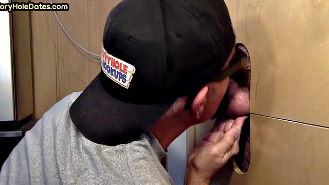 Зрелый мужик сосёт через дырку в стене