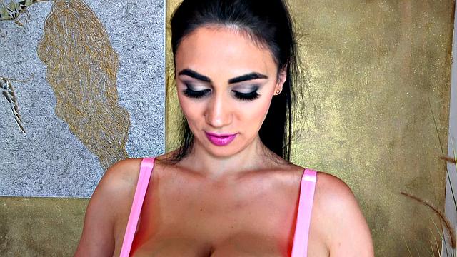 Алексия смеётся, а её сиськи пляшут как на вечеринке