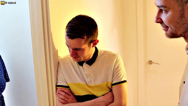 зрелая эми принимает двойное проникновение