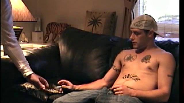 стрейт не выдержал и опустился на мужской член