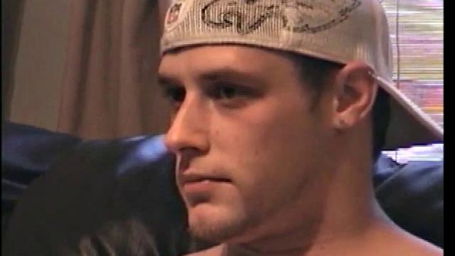 стрейт не выдержал и опустился на мужской член