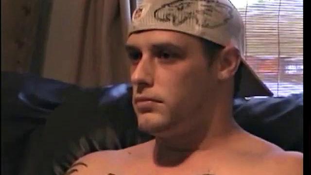 стрейт не выдержал и опустился на мужской член