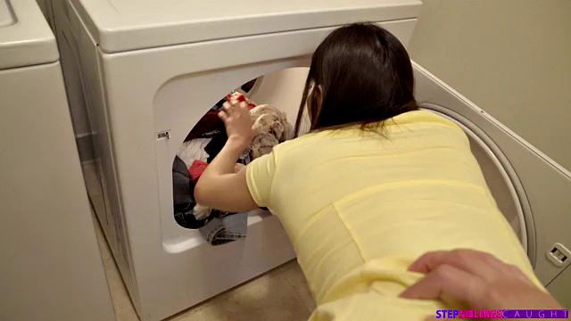 эмили уиллис раздвигает ноги для брата после йоги