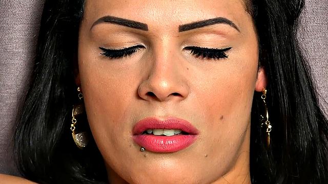 Shemale Bruna Castro gets her prostate stimulated