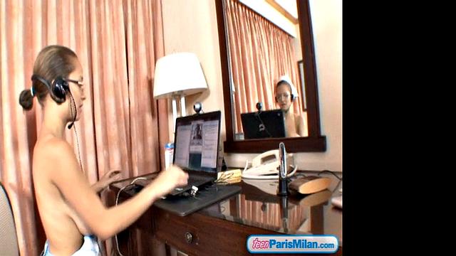 Paris Milan трогает грудь и дразнит зрителей на вебке